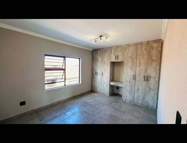 3 BEDROOM TOWNHOUSE FOR SALE IN WATERVAL EAST